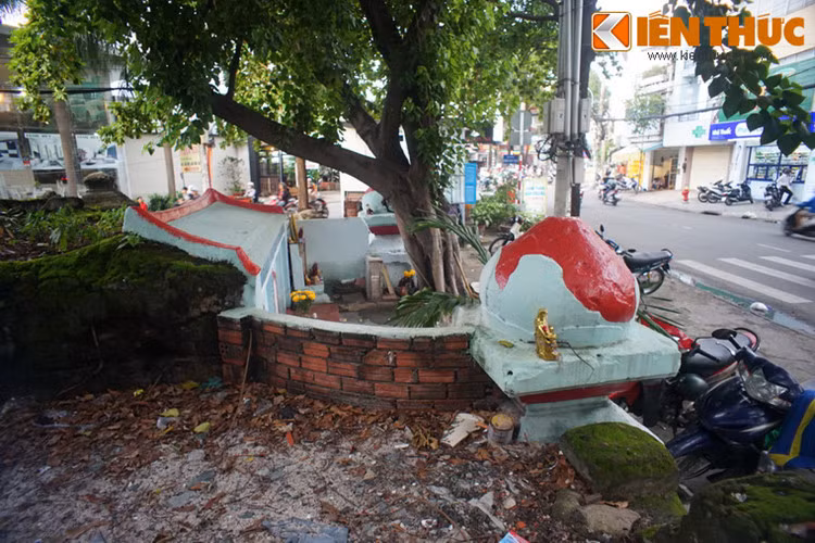 Mộ được xây bằng hợp chất, có chiều dài khoảng 10 m, rộng chừng 7 m, xung quanh có tường thành bao quanh. Mặt tiền công trình được xây dạng một cái am nhỏ có mái giả bằng xi măng. 4 góc mộ có 4 trụ cột hình búp sen.