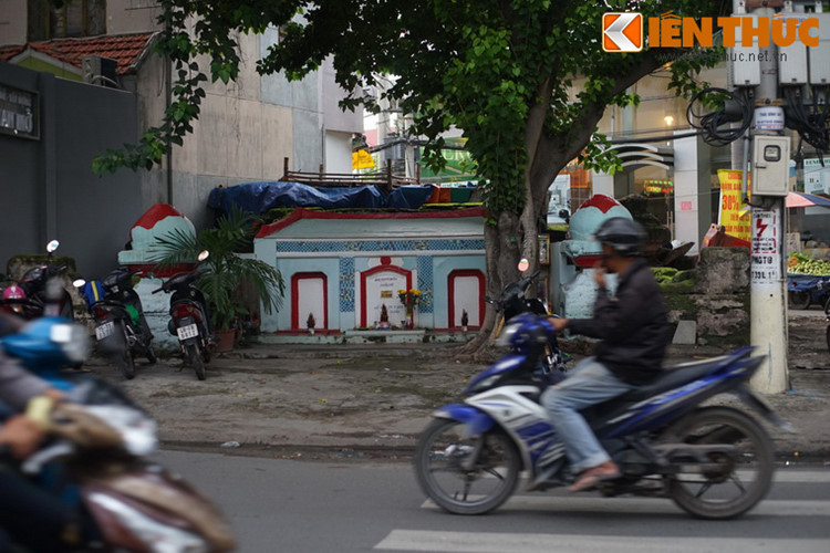 6. Ở phường 12, quận Tân Bình, TP.HCM có một ngôi mộ cổ sở hữu đến hai mặt tiền ở khu vực kinh doanh sầm uất. Ngôi mộ này có mặt trước quay ra đường Nguyễn Thái Bình, mặt sau giáp với đường Trương Hoàng Thanh.