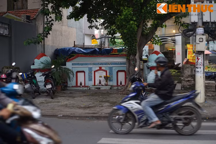 6. Ở phường 12, quận Tân Bình, TP.HCM có một ngôi mộ cổ sở hữu đến hai mặt tiền ở khu vực kinh doanh sầm uất. Ngôi mộ này có mặt trước quay ra đường Nguyễn Thái Bình, mặt sau giáp với đường Trương Hoàng Thanh.