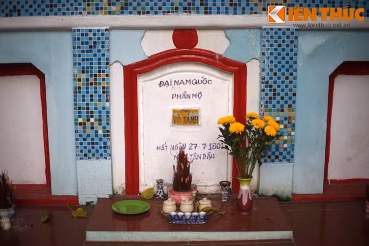 Bia mộ ghi chữ quốc ngữ dựa trên bia chữ Hán cũ: “Đại Nam quốc. Phần mộ Võ Tánh. Mất ngày 27/7/1801 năm Tân Dậu”. Theo đó, người nằm dưới mộ là tướng Võ Tánh của nhà Nguyễn. Điều này khiến giới nghiên cứu bối rối vì Võ Tánh đã có một ngôi mộ chính ở Bình Định và một mộ gió ở Phú Nhuận, TP.HCM. Không có sử liệu nào nhắc đến "mộ thứ ba".