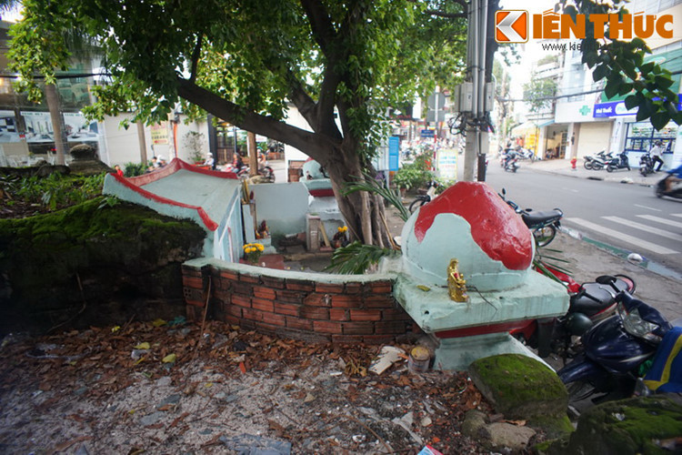 Mộ được xây bằng hợp chất, có chiều dài khoảng 10 m, rộng chừng 7 m, xung quanh có tường thành bao quanh. Mặt tiền công trình được xây dạng một cái am nhỏ có mái giả bằng xi măng. 4 góc mộ có 4 trụ cột hình búp sen.