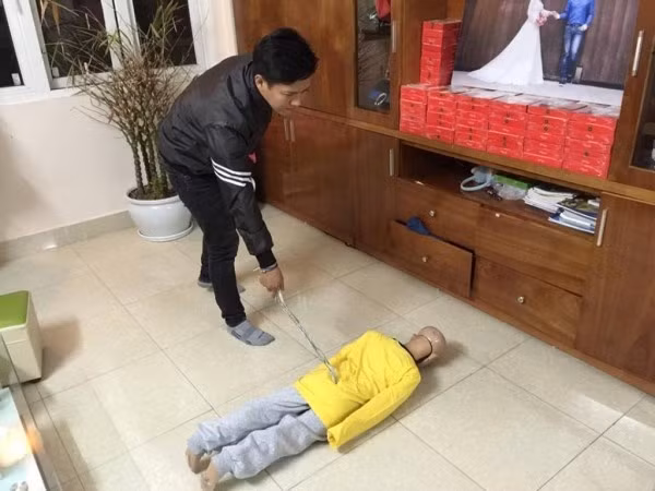 Hàng xóm nơi bé trai bị bạo hành: Nhà đó không giao lưu với ai ảnh 3