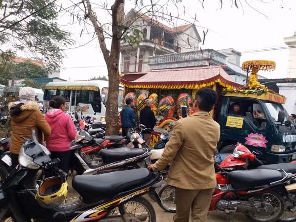 Một người đàn ông (là bạn của Hùng) kể: “Tôi được biết, tối hôm qua Th. là người cuối cùng ra kho bạc rút tiền (6,3 triệu đồng) cho nhà trường, do cô này trong công đoàn. Ai ngờ sáng nay tôi nghe tin đau lòng quá. Tôi cũng không thể hiểu gia đình này có gì mâu thuẫn hay không”. Ảnh: Xe tang chở thi hài các nạn nhân đi hỏa táng.