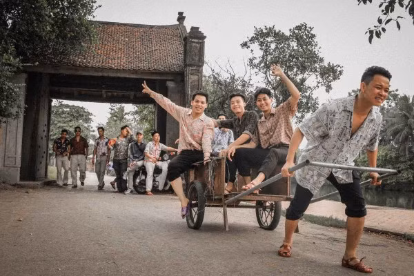 Cuộc sống nơi làng quê, dù nghèo khổ nhưng nhiều niềm vui.