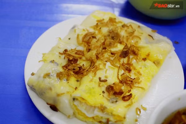 Suất bánh cuốn trứng có thể biến tấu từ trứng tái, lòng đào cho đến chín kỹ, hòa nhuyễn với bột bánh cuốn.