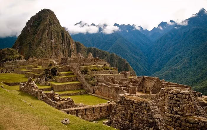 Peru. Giá cả ở Peru khác nhau giữa các khu vực, nhưng nói chung vẫn rẻ hơn rất nhiều nước khác. Bạn sẽ có một trải nghiệm văn hóa hấp dẫn ở đất nước sôi động với cảnh quan đẹp này.