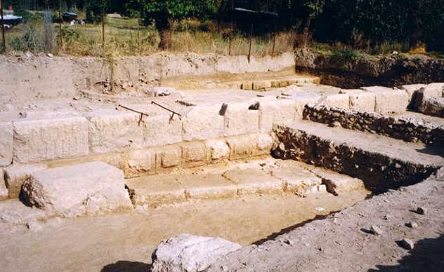  4. Tìm thấy đền Artemis ở đảo Euboea. Sau hơn 100 năm tìm kiếm, các nhà khảo cổ học đã tìm thấy tàn tích ngôi đền thờ thần Artemis trên hòn đảo Euboea của Hy Lạp, gần thị trấn ven biển Amarynthos. Cuộc tìm kiếm này đã kéo dài hơn một thế kỷ do sự khó khăn trong việc giải mã các chứng cứ mơ hồ mà người xưa để lại.