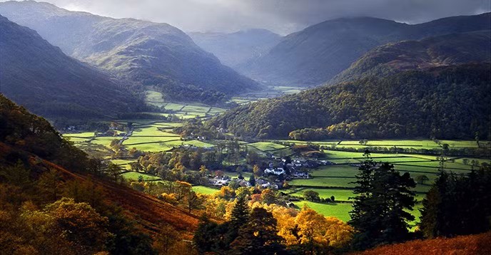  4. Lake District (Anh) hay còn gọi là Vùng Hồ, một khu vực miền núi Tây Bắc nước Anh, được lập thành một vườn quốc gia từ năm 1951, là một địa điểm du lịch phổ biến, nó nổi tiếng với hồ nước, rừng và đồi núi. Ảnh: UNESCO.
