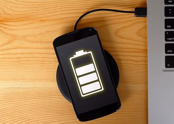 Theo một nghiên cứu, sạc điện thoại thông minh qua máy tính sẽ làm giảm 65% công suất của pin và pin phải chịu nhiệt độ 40 độ vì thiếu cường độ dòng điện.