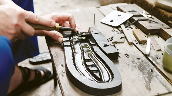 Để chế tạo dép lốp, một phần lốp ô tô được cắt ra làm đế (thường là phần giữa), mặt ngoài của lốp với các đường rãnh quay xuống phía dưới. Quai của dép lốp được cắt ra từ săm ô tô cũ, hẹp 1-1.5 cm, độ dài thay đổi phù hợp với từng cỡ chân. Ảnh: Zing.