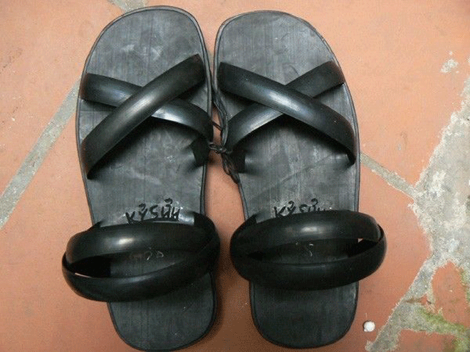 Từ những năm cuối của cuộc kháng chiến chống Mỹ, người Việt còn sử dụng phương pháp đúc cao su thành đế dép và quai dép. Tuy loại dép này được gọi là "dép đúc" nhưng về cấu tạo, nó giống như dép lốp sản xuất bằng phương pháp thủ công. Ảnh: Đời sống &amp; Pháp luật.