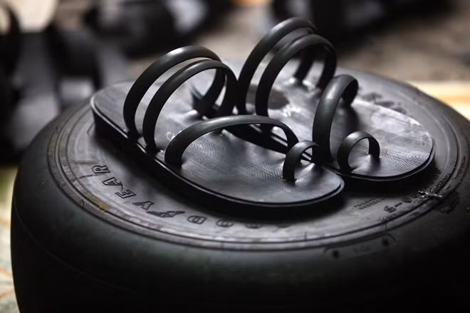 Trên thế giới, dép lốp (tire sandals) là tên gọi chung của các loại giày dép đơn giản được làm từ săm và lốp xe bỏ đi. Loại dép này dễ làm, rẻ tiền lại rất bền. Nhưng chỉ tại Việt Nam, dép lốp mới trở thành một "huyền thoại" lịch sử. Ảnh: Vietnamnet.