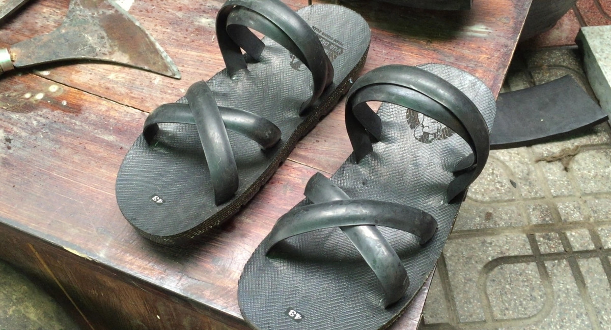 Sau khi hòa bình lập lại, những đôi dép lốp vẫn còn được sử dụng phổ biến cho đến cuối thập niên 1980. Bước sang thập nên 1990, do đời sống kinh tế được cải thiện, dép lốp dần biến mất để nhường chỗ cho các chủng loại giày dép phong phú xuất hiện ồ ạt trên thị trường. Ảnh: DT.