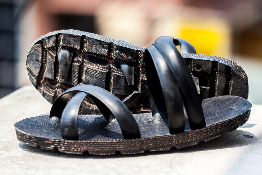 Theo lời kể, vào năm 1947, nhận thấy ông Nguyễn Văn Sáu có một số xăm lốp ô tô cũ, ông Hà Văn Lâu đã đề nghị ông Sáu chế tạo những đôi dép lốp kiểu sandal để các anh em trong quân ngũ sử dụng. Ảnh: Phucdat.co.