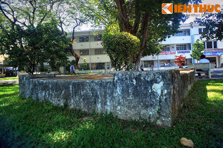 Xung quanh sự tồn tại khó hiểu của ngôi mộ này là những lời đồn đại rùng rợn về những lần giải tỏa mộ bất thành nhiều thập niên trước. Do không thể di dời, cũng không thể để nguyên ngôi mộ như thế giữa sân trường nên người ta đã dùng gạch đắp lên mộ, ngụy trang thành một bồn hoa.