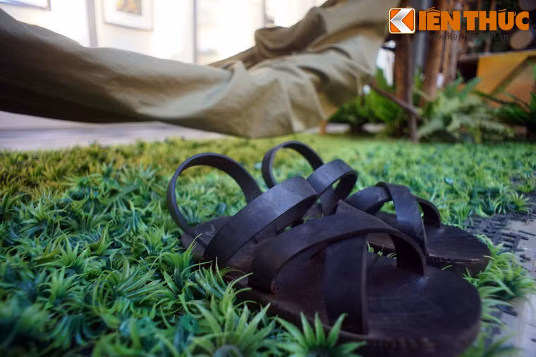  2. Dép lốp. Không ít đôi dép lốp đã hành quân cùng người chiến sĩ bộ đội Cụ Hồ xẻ dọc dãy Trường Sơn vào Nam đánh Mỹ.