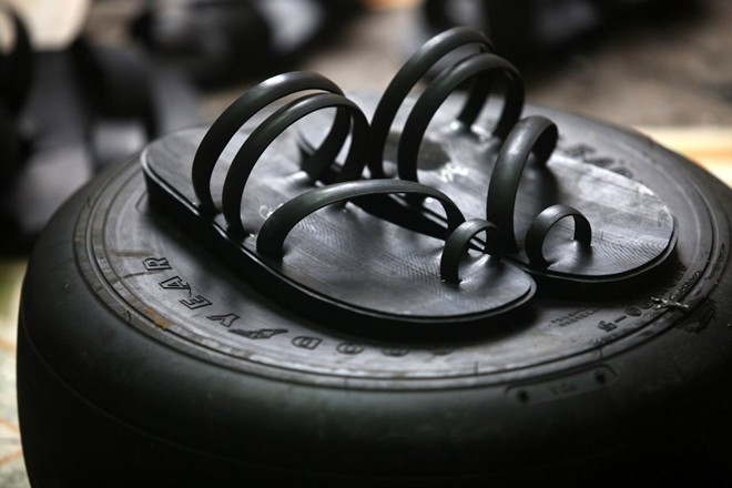 Trên thế giới, dép lốp (tire sandals) là tên gọi chung của các loại giày dép đơn giản được làm từ săm và lốp xe bỏ đi. Loại dép này dễ làm, rẻ tiền lại rất bền. Nhưng chỉ tại Việt Nam, dép lốp mới trở thành một "huyền thoại" lịch sử. Ảnh: Vietnamnet.