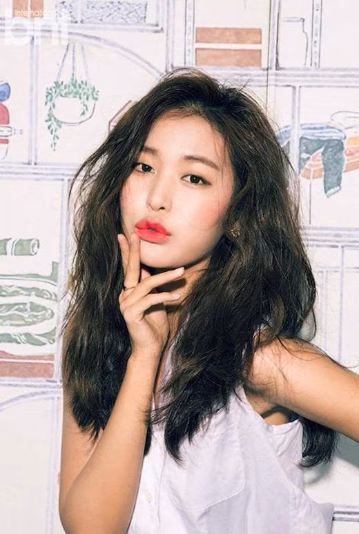 Một người mẫu lấn sân phim ảnh khác của YG được công chúng nhớ tới là Eugene Jung. Cô khởi nghiệp dưới sự quản lý của công ty con chuyên về người mẫu YGK+.