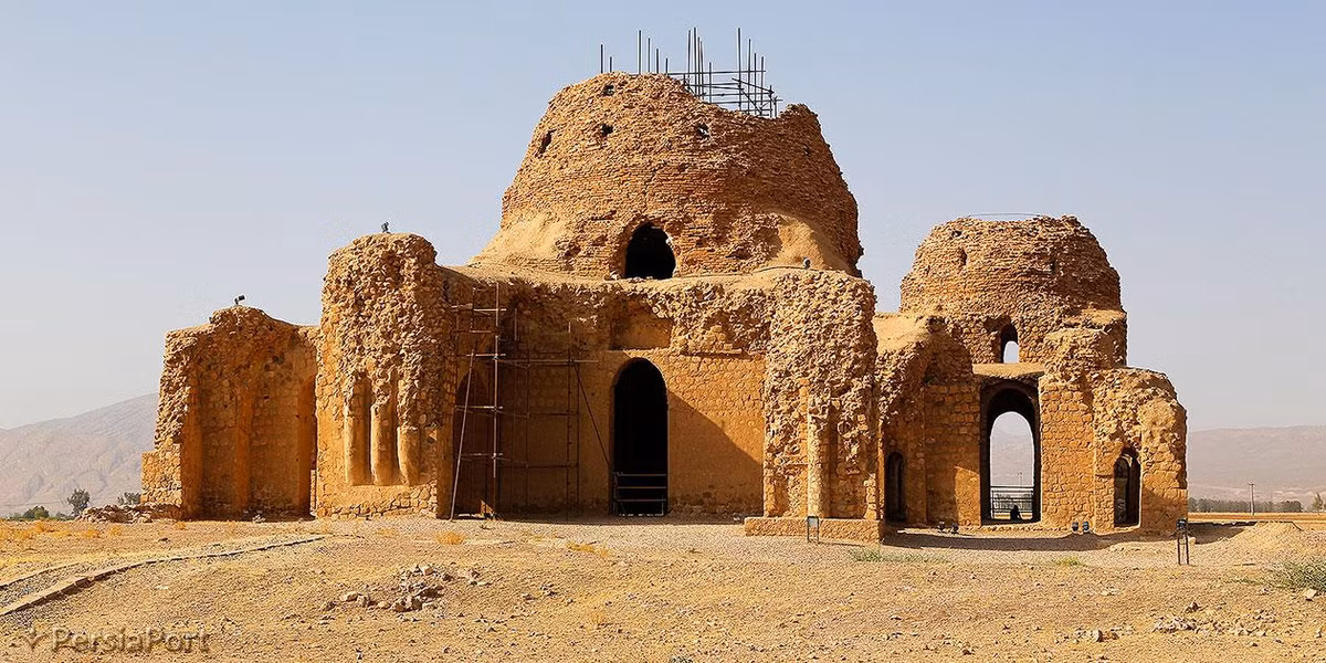  Cảnh quan khảo cổ Sassanid (Iran). Chuỗi di chỉ khảo cổ gồm di tích các thành phố cổ Bishabpur, Firouzabad, Sarvestan... là minh chứng cho một thời kỳ hoàng kim của triều đại Sassanid ở vương quốc Ba Tư cổ. Ảnh: Pinterest.