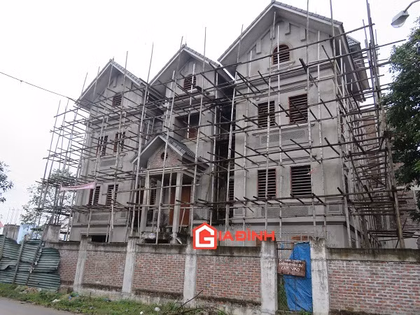 Ngôi nhà 4 tầng, thiết kế theo kiểu biệt thự được xây dựng trên thửa đất gần 400 m2. Empty