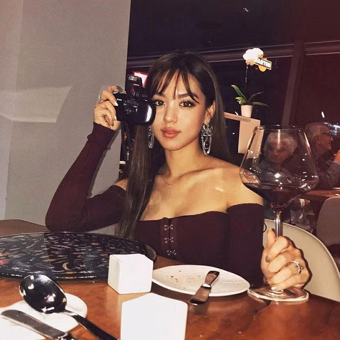 Kim Hee Jung là tên tuổi gây chú ý gần đây vì ngoại hình quyến rũ. Nữ diễn viên nhà YG sinh năm 1992 và từng là diễn viên nhí.