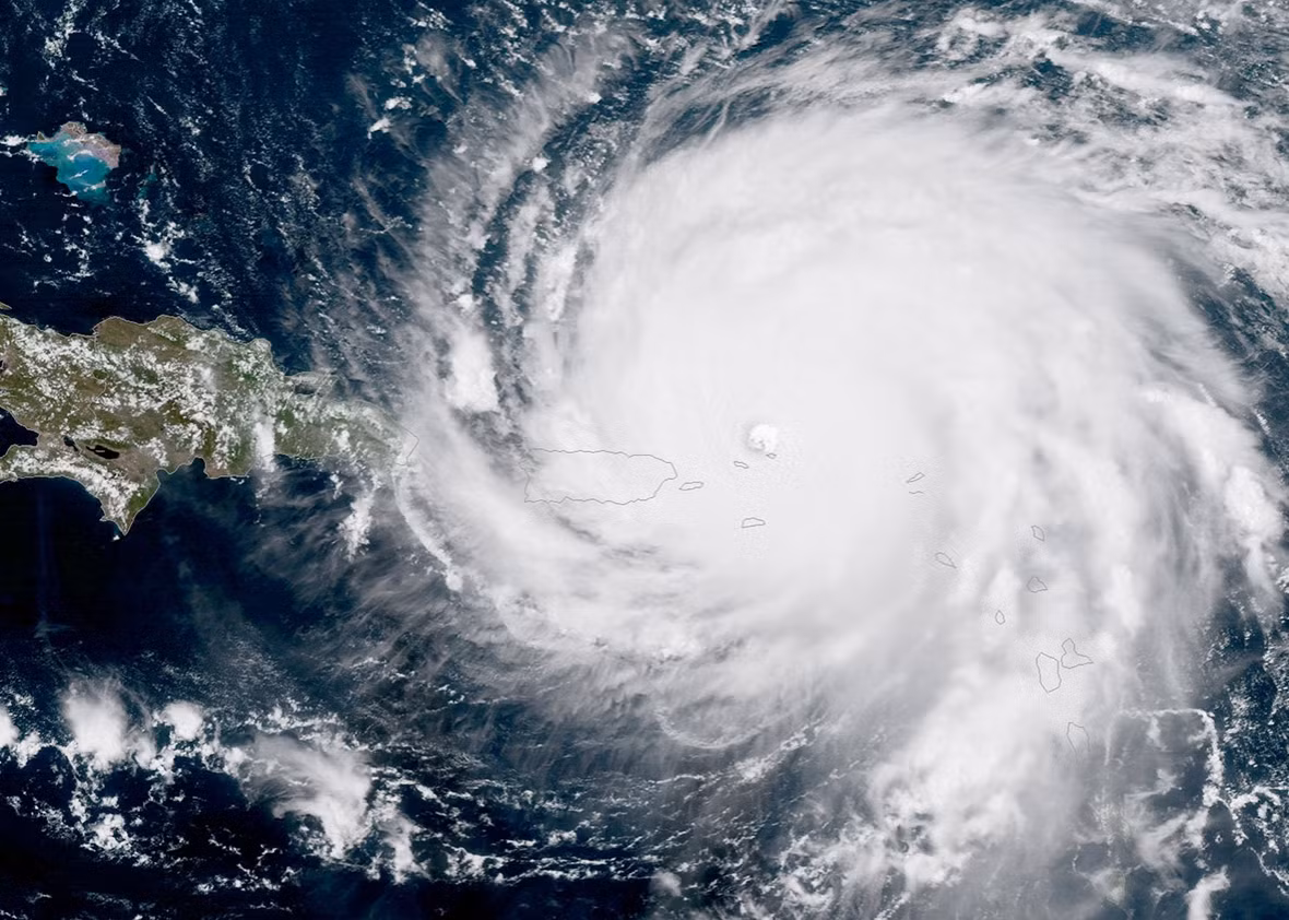 Vấn đề môi trường được Craig nhấn mạnh đặc biệt. Ông cho rằng năm 2018 sẽ là một năm thời tiết khắc nghiệt chưa từng có. Một trận động đất lớn sẽ xảy ra ở New Zealand. Bão kỷ lục tàn phá vùng Caribe, cháy rừng hoành hành ở Mỹ, Australia, còn Trung Quốc và Ấn Độ hứng chịu lũ lụt lớn. Ảnh: Slate.com.