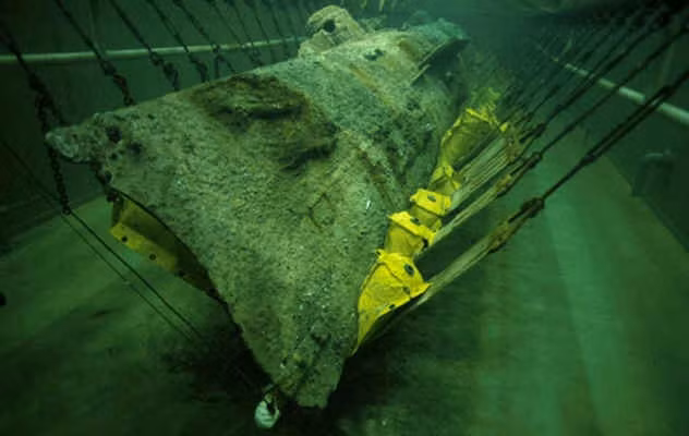  2. Giải mã bí ẩn tàu ngầm Hunley. Trong cuộc nội chiến Mỹ, tàu ngầm Hunley của Liên minh miền Nam đã trở thành tàu ngầm chiến đấu đầu tiên bị chìm trên biển. Xác tàu được phát hiện vào năm 1995 và trục vớt vào năm 2000. Nhưng phải đến năm 2017, nguyên nhân khiến tàu chìm mới được xác định, đó là một vụ nổ ngư lôi trên tàu.