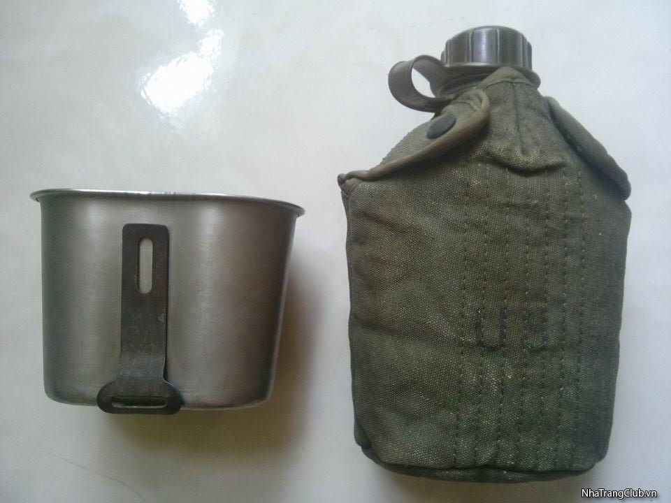  4. Tông. Bình tông hay bi đông là dụng cụ dùng để ăn uống của chiến sĩ ngoài mặt trận. Một bộ bình tông thường gồm một bình đựng nước và một bát đựng thức ăn, được làm bằng nhôm rất bền. Ảnh: Nhatrangclub.