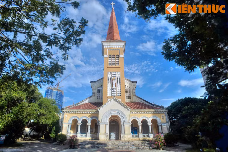 Ban đầu, nhà thờ có quy mô khá khiêm tốn. Trong đợt mở rộng năm 1931, công trình được xây thêm hai cánh, phòng thánh và tháp chuông. Nội thất nhà thờ được hoàn thiện trong giai đoạn 1949-1955. Năm 1968, nhà thờ bị sụp đổ một phần vì bom Mỹ.