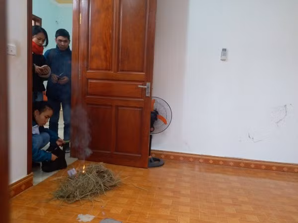 Về nhân thân của người chồng chém chết vợ con, hầu hết người dân ở đây đều nhận xét Hùng là người hiền lành, không cờ bạc, không rượu chè và cũng không mấy khi giao du với bạn bè. “Anh em hàng xóm chúng tôi có lập tổ bạn bè, thi thoảng có đàn đúm ngồi nhậu với nhau nhưng chưa mời được Hùng tham gia”, một người bạn của đối tượng cho hay. Ảnh: Bên trong ngôi nhà xảy ra án mạng.