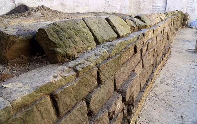  10. Phát hiện hệ thống dẫn nước của La Mã khi đào hầm. Khi đào hầm của một tuyến Metro mới của thủ đô Roma, Italia, các công nhân đã phát hiện ra một phần của hệ thống dẫn nước khổng lồ người La Mã cổ đã xây dựng ở thành phố này. Đoạn đường dẫn mới phát hiện dài 32 m và cao 2 m.