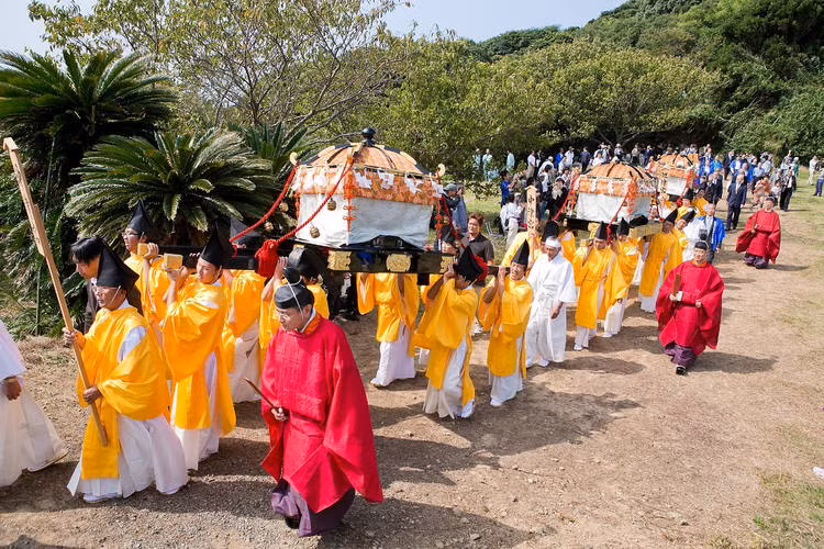  2. Đảo Thiêng Okinoshima (Nhật Bản). Nằm ở vùng biển Tây Nam Nhật Bản, đảo Okinoshima được coi là vùng đất linh thiêng, mỗi chỉ mở cửa đón khách vào một ngày. Phụ nữ không được đặt chân lên hòn đảo Di sản thế giới này. Ảnh: UNESCO.