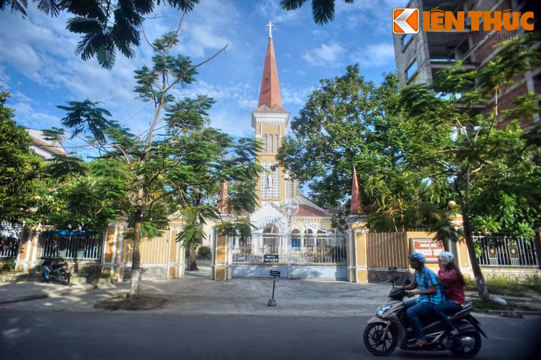 Nhà thờ Phanxicô là tên gọi dân dã của nhà thờ Giáo xứ Francis Xavier, một nhà thờ cổ tọa lạc tại số 18 Nguyễn Tri Phương, thành phố Huế. Nhà thờ này được Hội thừa sai Paris xây cất năm 1911 cho giáo xứ Huế. Đến năm 1922, giáo xứ Huế đổi tên thành giáo xứ Francis Xavier.