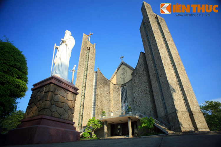 Nhà thờ có lịch sử từ năm 1682, khi đó được dựng bằng tranh tre. Đến đầu thế kỷ 20, nhà thờ đã trở thành một công trình bằng đá chắc chắn. Năm 1960, nhà thờ cổ đã bị phá hủy để xây dựng nhà thờ mới theo thiết kế của kiến trúc sư Ngô Viết Thụ.
