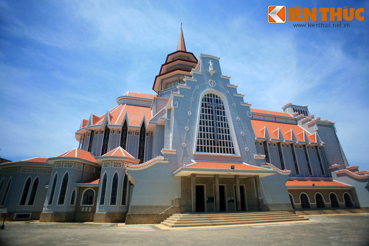 Nhìn chung, kiến trúc của nhà thờ là sự tổng hòa kiến trúc Đông - Tây, dựa trên việc tuân thủ những quy tắc truyền thống của một nhà thờ Công giáo La Mã.