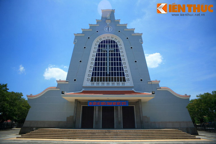 Mặt bằng kiến trúc chính của nhà thờ Dòng Chúa Cứu Thế sâu 70m, bề ngang từ 15–37 m. Hành lang hai bên dài 26 m, rộng 4,2m, mái nhà thờ cao 32m. Chính giữa nhà thờ là tháp chuông gồm ba tầng, đỉnh chóp cao 53m.