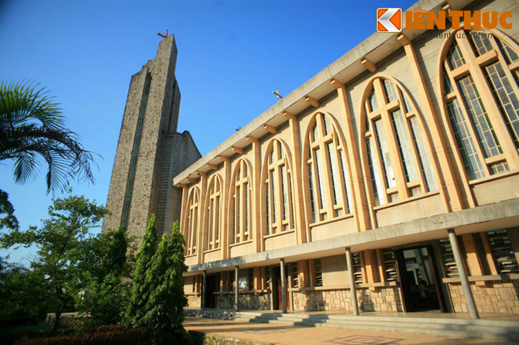 Công trình có mặt bằng xây dựng dạng thánh giá, kết cấu theo kỹ thuật xây dựng hiện đại nhưng phần trang trí vẫn theo nghệ thuật cổ điển của phương Tây. Nhìn tổng thể, kiến trúc nhà thờ lên vẻ thanh thoát nhẹ nhàng với điểm nhấn là hai đỉnh tháp chuông vút cao.