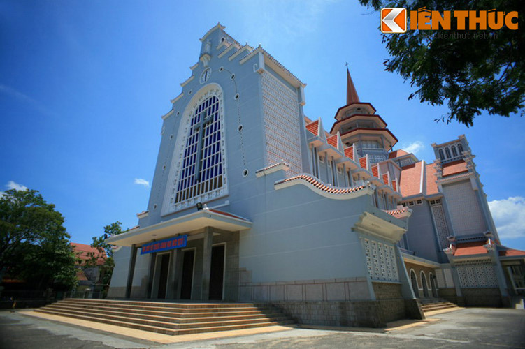  3. Nhà thờ Dòng Chúa Cứu Thế (Huế). Được xây dựng từ năm 1959 - 1962 theo thiết kế của KTS Nguyễn Mỹ Lộc, nhà thờ Dòng Chúa Cứu Thế gây ấn tượng mạnh với các khối kiến trúc bề thế, là sự tổng hòa Đông - Tây dựa trên những quy tắc của một nhà thờ Công giáo La Mã. Đây là một trong những nhà thờ tráng lệ nhất Việt Nam.