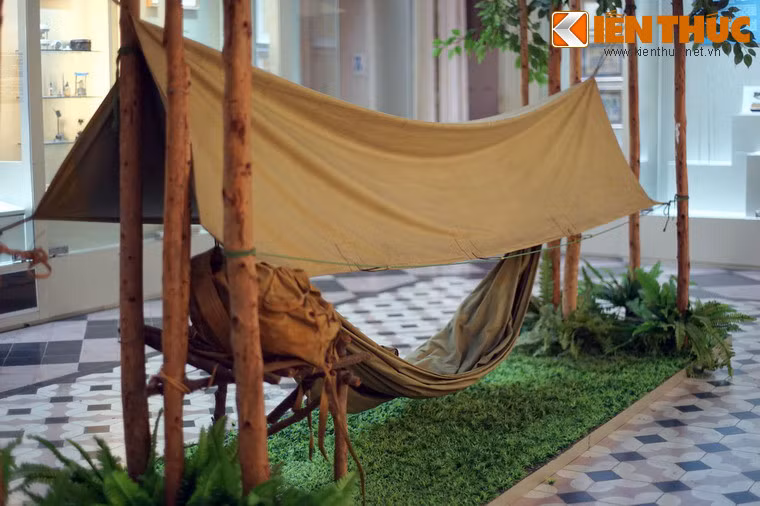  7. Võng dù. Những chiếc võng dù có thể gấp gọn trong ba lô sẽ phát huy sự hữu dụng tuyệt vời khi người chiến sĩ cần một nơi ngả lưng trong rừng rậm.