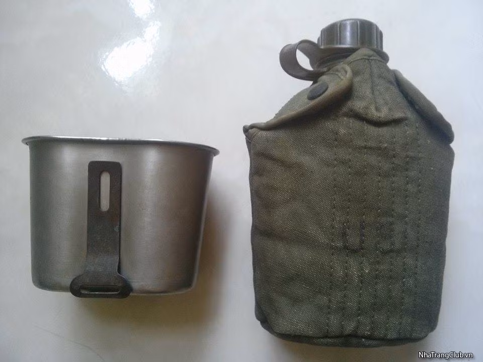  4. Tông. Bình tông hay bi đông là dụng cụ dùng để ăn uống của chiến sĩ ngoài mặt trận. Một bộ bình tông thường gồm một bình đựng nước và một bát đựng thức ăn, được làm bằng nhôm rất bền. Ảnh: Nhatrangclub.