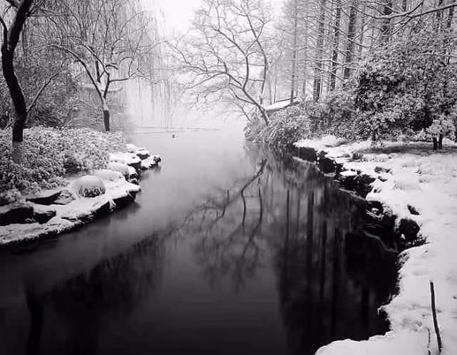 Thắng cảnh Tây Hồ, Hàng Châu càng thêm phần thơ mộng khi được lớp tuyết dày bao phủ.