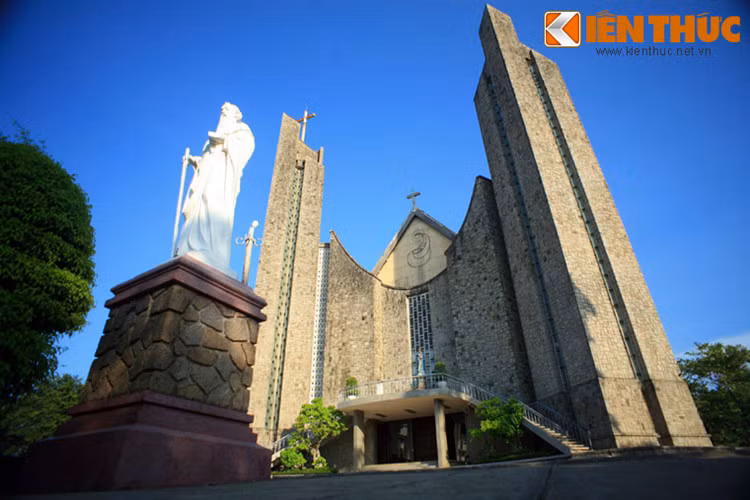 Nhà thờ có lịch sử từ năm 1682, khi đó được dựng bằng tranh tre. Đến đầu thế kỷ 20, nhà thờ đã trở thành một công trình bằng đá chắc chắn. Năm 1960, nhà thờ cổ đã bị phá hủy để xây dựng nhà thờ mới theo thiết kế của kiến trúc sư Ngô Viết Thụ.