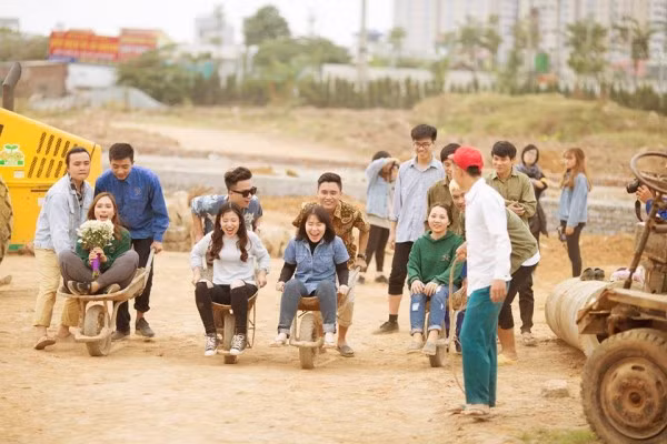 Những phút nô đùa tinh nghịch ngay trên “chiến trường” của các bạn sinh viên.