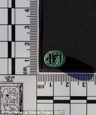 Mặt đá quý hình bọ hung có khắc tên bên trong.