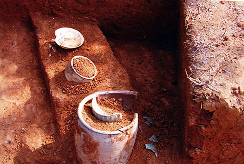 Vào tháng 7, hoạt động đào thám sát mộ Mường ở khu vực Đồi Sành (Nam Đồng Mô, Sơn Tây, Hà Nội) đã được thực hiện. Các kết quả thu được cho thấy Đồi Sành là một khu nghĩa địa Mường cổ có từ thời Trần, niên đại thế kỷ 13 -14. Chủ nhân các ngôi mộ đều là những người có địa vị xã hội nhất định. Ảnh: Bảo tàng Lịch sử quốc gia