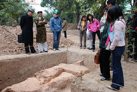 Vào tháng 10/2017, cuộc thám sát và khai quật khảo cổ học tại di tích miếu Đồng Cổ (Nguyên Xá, Minh Khai, Bắc Từ Liêm, TP. Hà Nội) đã phát lộ sự hiện diện của công trình kiến trúc thời Trần. Theo các chuyên gia, đây có khả năng là vết tích của ngôi miếu cổ được Việt Điện u linh và Đại Việt sử ký toàn thư nhắc đến. Ảnh: Bảo tàng Lịch sử Quốc gia.