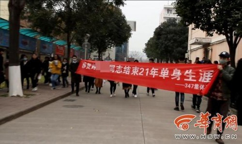 Băng rôn cổ vũ cho màn tỏ tình này. Băng rôn cổ vũ cho màn tỏ tình này.