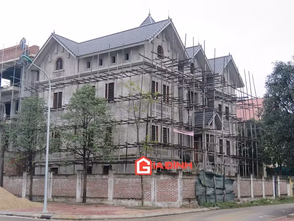 Ngôi nhà được cho là của Giám đốc Sở Xây dựng Nghệ An, ông Hoàng Trọng Kim. Ngôi nhà được cho là của Giám đốc Sở Xây dựng Nghệ An, ông Hoàng Trọng Kim.