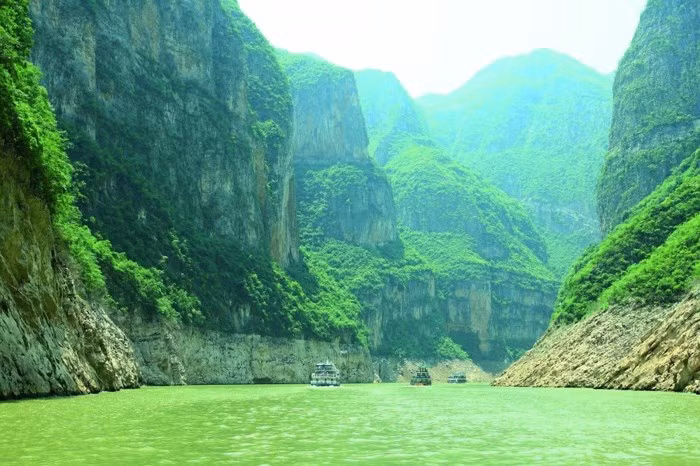 Trung Quốc là một đất nước có nhiều tương phản, với những ngôi làng đẹp như tranh vẽ và những thành phố lớn quá tải. Để đi du lịch khắp Trung Quốc, không cần đến một ngân sách tốn kém.