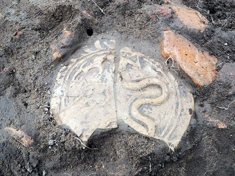 Đợt thám sát nghiên cứu khảo cổ học khu vực đền Huyện ở Hà Tĩnh vào đầu tháng 12/2017 đã làm phát lộ nhiều hiện vật đặc sắc có niên đại từ thời Trần. Đây là những chứng tích quan trọng giúp cho việc tìm hiểu các công trình tín ngưỡng thời Lý, Trần và giai đoạn lịch sử tiếp theo ở nơi được xem là trung tâm tín ngưỡng của vùng Nghi Xuân xưa. Ảnh: Bvhttdl.gov.vn.